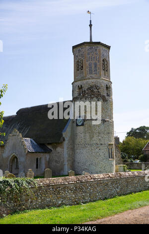 Santa Maria Vergine Chiesa, con la sua torre ottagonale e tetto di paglia navata nel villaggio di Beachamwell, Norfolk, Regno Unito Foto Stock