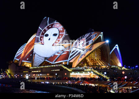 Proiezione di luce di coloratissimi modelli su Sydney Opera House di vivaci festival di Sydney, Nuovo Galles del Sud, Australia Foto Stock