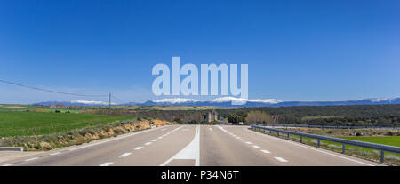 Panorama di una autostrada rurale nella regione di Castilla y Leon, Spagna Foto Stock