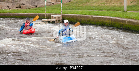 Due uomini in canoa a Tees Barrage bianco internazionale Centro di acqua a Stockton on Tees,l'Inghilterra,UK Foto Stock