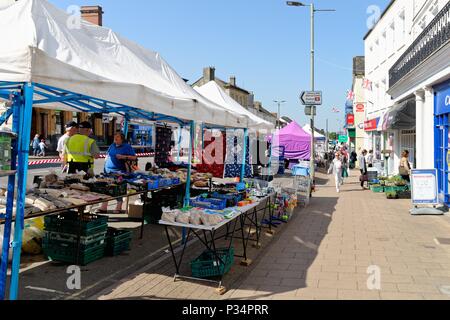 Occupato Honiton High Street su una soleggiata giornata d'estate, East Devon England Regno Unito Foto Stock