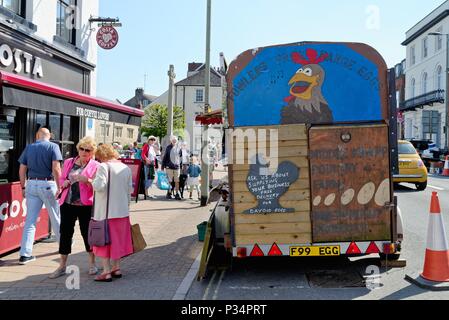 Occupato Honiton High Street su una soleggiata giornata d'estate, East Devon England Regno Unito Foto Stock