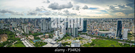 BANGKOK IN THAILANDIA - GIUGNO6,2017 : vista aerea di edificio moderno grattacielo e scena di ratchadaphisek distric nuovo centro business area nel cuore di tha Foto Stock