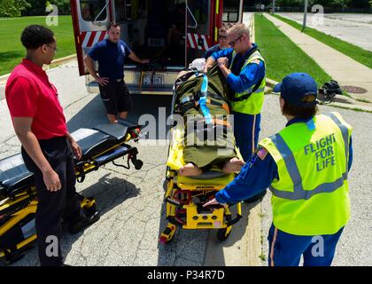 170715-N-LH273-010 grandi laghi, Il. (15 luglio 2017) i membri dalla stazione navale Grandi Laghi dei Vigili del fuoco e per il volo per la vita McHenry, il., preparare Navy Diver 1a classe Nicholas Johnson-Moyneur, attaccato a Navy Experimental Diving unità distacco riserva grandi laghi, per trasporto durante un diving casualty esercizio a bordo della stazione navale Grandi Laghi. L'esercizio è stata condotta per fornire la formazione medica ed eseguire il test del tempo di reazione di medico e di applicazione della legge personale. (U.S. Foto di Marina di Massa lo specialista di comunicazione 2a classe Adam Brock/rilasciato) Foto Stock