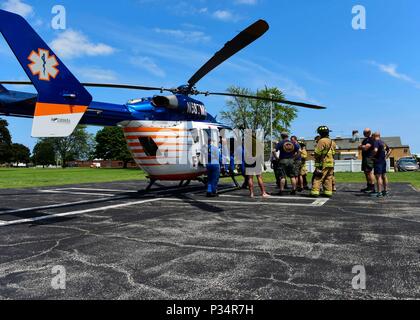 170715-N-LH273-088 grandi laghi, Il. (Luglio 15, 2017) marinai attaccata alla Marina Diving sperimentale unità di distacco di riserva grandi laghi incontro con membri della stazione navale Grandi Laghi dei Vigili del fuoco e per il volo per la vita McHenry, Il. Dopo aver completato un diving casualty esercizio a bordo della stazione navale Grandi Laghi. L'esercizio è stata condotta per fornire la formazione medica ed eseguire il test del tempo di reazione di medico e di applicazione della legge personale. (U.S. Foto di Marina di Massa lo specialista di comunicazione 2a classe Adam Brock/rilasciato Foto Stock