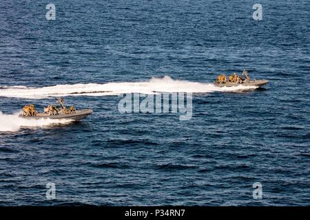 Oceano atlantico (nov. 17, 2017) due 11-metro Navy Special Warfare Rigid Inflatable Boats attaccato al trasporto anfibio dock nave USS New York (LPD 21) preparare a bordo del supporto di formazione nave prevalere TSV (1), fissata al Carrier Strike gruppo 4, come parte di una visita, scheda, ricerca e sequestro trapano. New York, componenti di Iwo Jima Amphibious Ready Group e la ventiseiesima Marine Expeditionary Unit stanno conducendo un composito combinato unità di addestramento di esercizio che è il culmine della formazione per la Navy-Marine Corps team e certificherà per la distribuzione. (U.S. Foto di Marina di Massa Comm Foto Stock