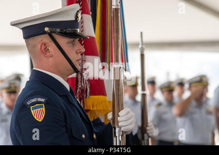 Un membro della Guardia Costiera cerimoniale di guardia d'onore presenta dei colori durante la settore Hampton Roads il cambiamento di cerimonia di comando sulla base di Portsmouth, Giugno 12, 2018. Adm posteriore. Meredith Austin, commander, 5 Coast Guard District, ha presieduto la cerimonia. (U.S. Coast Guard foto di Auxiliarist Trey Clifton/rilasciato) Foto Stock