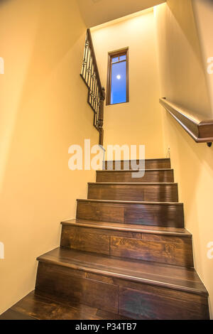Scale in legno per interni di casa a San Diego Foto Stock