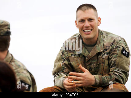 Il personale Sgt. Derek Hopkins, un trapano il sergente con il novantottesimo Training Division chi ha vinto il 108th comando formazione sottufficiale dell'anno, si siede e risate con compagni concorrenti dopo la corsa a ostacoli durante l'evento 2018 U.S. La riserva di esercito del comando guerriero migliore concorrenza in Fort Bragg, North Carolina Giugno 10-15. Più di 35 soldati in rappresentanza di sette comandi geografica e funzionale di 22 comandi, permetterà di trascorrere la settimana a competere in una varietà di sfide tra cui armi da lancio, navigazione terrestre, l'esercito di fisica Test di fitness e vari eventi di mistero. Queste sfide saranno Foto Stock