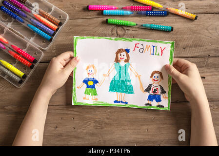 Disegno per bambini della famiglia mamma single e due figli. Incompleto il concetto di famiglia. Foto Stock