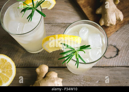 Ginger ale o il Kombucha in occhiali - In casa limone e zenzero organico drink probiotici, copia dello spazio. Foto Stock