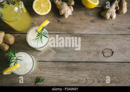 Ginger ale o il Kombucha in occhiali - In casa limone e zenzero organico drink probiotici, copia dello spazio. Foto Stock