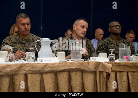 Marine Corps installations Command è un'organizzazione del corpo dei Marines degli Stati Uniti responsabile della gestione dell'installazione e del supporto delle strutture in tutte le basi dei Marines. Il 13 giugno 2018 il comandante generale si è rivolto ai membri del Marine Installations Board del Marine Corps base Camp Lejeune, durante un forum di tre giorni che ha discusso le questioni infrastrutturali e logistiche. L'immagine di archivio documenta una sessione di leadership relativa alla gestione dell'installazione. Foto Stock