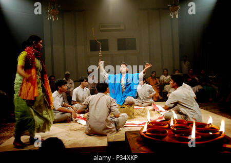 Theatre Depertment gli studenti dell università di Dhaka eseguire presso il gioco "Behular Bhasan", allestita in auditorium depertment diretto da Syed Jamil Ahmed. D Foto Stock