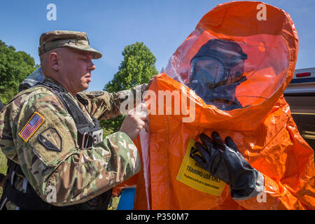 La 21st Weapons of Mass Destruction Civil Support Team è un'unità della Guardia Nazionale del New Jersey incaricata di supportare le autorità civili durante incidenti chimici, biologici, radiologici e nucleari. Il 12 giugno 2018, i membri del team hanno condotto una valutazione delle competenze di addestramento presso la Naval Weapons Station Earle a Colts Neck, New Jersey, utilizzando tute protettive di livello A. L'immagine di archivio documenta la preparazione della risposta di emergenza sotto la supervisione dell'esercito nord. Foto Stock