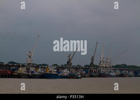 Le navi presso il porto di Mongla. Bagerhat, Bangladesh. Foto Stock