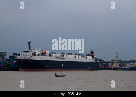 Le navi presso il porto di Mongla. Bagerhat, Bangladesh. Foto Stock