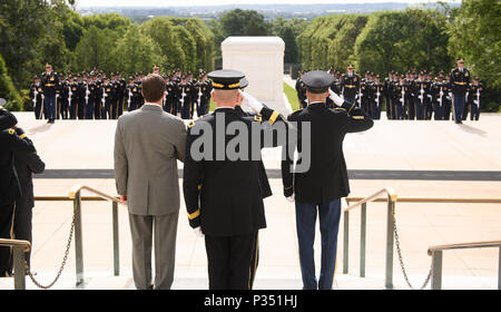 Il Mag. Gen. Michael L. Howard, comandante generale, Joint Force Headquarters - regione della capitale nazionale e gli Stati Uniti Esercito Distretto Militare di Washington, il dottor Mark T. Esper, segretario dell'esercito; Gen. Mark A. Milley, Capo del personale dell'esercito; e Sgt. Il Mag. Daniel A. Dailey, sergente maggiore dell'esercito, rendere onori durante un esercito pieno onore ghirlanda di cerimonia di posa presso la tomba del Milite Ignoto, Arlington, Virginia, 14 giugno 2018. La Ghirlanda-posa cerimonia celebrava l'esercito 243del compleanno. (U.S. Foto dell'esercito da Joseph B. Lawson) Foto Stock