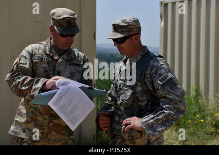 Sgt. 1. Classe Jason Molodec (a destra), assegnato all'Ohio National Guard 838th della Polizia Militare Società e Sgt. 1. Classe Keith campi, assegnato al Tennessee Guardia Nazionale 269della Polizia Militare Company, rivedere i piani di formazione durante le operazioni militari sul terreno urbano (MOUT) porzione di esercizio Platinum Wolf 2018, 12 giugno 2018. Soldati assegnato all'Ohio National Guard 838th della Polizia Militare azienda è arrivata nella Repubblica di Serbia giugno 10 a partecipare in esercizio. Le due settimane di multinazionali di esercizio per il mantenimento della pace porta con sé dieci nazioni insieme per migliorare cooperatio militare Foto Stock