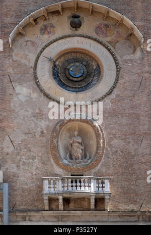 Torre dell'orologio di Palazzo della Ragione (Palazzo della Ragione con la Torre dell'Orologio) a Mantova, Italia Foto Stock