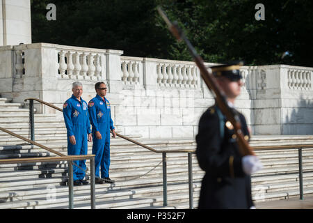 Gli astronauti della NASA Mark Vande Hei (sinistra) e Joe Acaba (destra) guarda la cerimonia del Cambio della guardia presso la tomba del Milite Ignoto presso il Cimitero Nazionale di Arlington Arlington, Virginia, 15 giugno 2018. Mentre a ANC, Vande Hei e Acaba presentato al Col. Jerry Farnsworth, capo del personale, il Cimitero Nazionale di Arlington e l esercito nazionale i cimiteri militari, un ANC Patch dipendente che era volato a bordo della Stazione Spaziale Internazionale (ISS) durante spedizioni 53/54. Essi hanno inoltre presentato Col. Jason Garkey, comandante Regimental, 3d U.S. Reggimento di Fanteria (la vecchia guardia), con una tomba Guard Identificatio Foto Stock