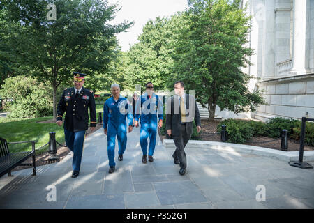 (Da sinistra) Col. Jerry Farnsworth, capo del personale, il Cimitero Nazionale di Arlington e l esercito nazionale Cemeterie militare; gli astronauti della NASA Mark Vande Hei (centro sinistra) e Joe Acaba (centro destra), e Tim Frank, storico, il Cimitero Nazionale di Arlington, a piedi al di fuori del Memorial anfiteatro presso il Cimitero Nazionale di Arlington Arlington, Virginia, 15 giugno 2018. Mentre a ANC, Vande Hei e Acaba presentato Col. Farnsworth con un ANC Patch dipendente che era volato a bordo della Stazione Spaziale Internazionale (ISS) durante spedizioni 53/54. Essi hanno inoltre presentato Col. Jason Garkey, comandante Regimental, 3d brevetto statunitense n. Foto Stock
