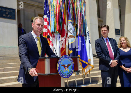 Stati Uniti Il vice Segretario della Difesa Patrick M. Shanahan formalmente, giura-in il sig. Dana Deasy come il Dipartimento della Difesa Chief Information Officer, 15 giugno 2018 al Pentagono, nello Stato di Washington D.C. (DoD foto di U.S. Air Force Master Sgt. Angelita M. Lawrence) Foto Stock