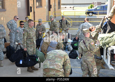 Stati Uniti Soldati con la Indiana Esercito Nazionale Guardia cargo carico in un box carrello a Campo Hulman Air National Guard Base, 15 giugno 2018. Indiana la guardia nazionale prenderà parte a un Fronte Unito Esercizio con i militari israeliani. (U.S. Air National Guard foto di Senior Master Sgt. John S. Chapman) Foto Stock