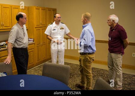 180615-N-SH284-0024 Chattanooga, Tennessee (15 giugno 2018) della Cmdr. Paul Seitz, comandante, USS Tennessee (SSBN 734) Equipaggio di blu, e Broomfield, Colo., nativo, interagisce con i membri del Chattanooga Colazione Rotary Club al Rivermont Chiesa Presbiteriana durante la Marina Militare di Chattanooga settimana. Navy settimane sono progettati per collegare il pubblico con i marinai della marina militare, i programmi e le apparecchiature in tutto il paese. Ogni anno, America's Navy viene a casa a circa 15 città in tutto il paese per mostrare gli Americani perché avente una forte Marina è critica per il modo americano di vita. (U.S. Foto di Marina di Massa Comm Foto Stock