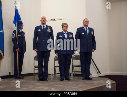 Col. Tim Donnellan, 124Fighter Wing Commander, Col. Stephanie Sheppard, l'uscita 124a sostegno delle missioni comandante del gruppo, e il tenente Col. Eric Newman, l'entrata 124MSG commander, stand presso l'attenzione come il colore delle marche di guardia durante la 124MSG cambiamento di cerimonia di comando Giugno 12, 2018 a Campo Gowen Boise, Idaho. La guardia d'onore è stato marciando per presentare i colori durante l'inno nazionale. (U.S. Air National Guard foto di Master Sgt. Joshua C. Allmaras) Foto Stock