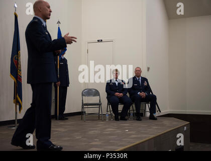 Col. Stephanie Sheppard, l'uscita 124a sostegno delle missioni comandante del gruppo, e il tenente Col. Eric Newman, l'entrata 124MSG commander, ascoltare Col. Tim Donnellan, 124Fighter Wing Commander, come egli affronta la aviatori, le famiglie e gli amici che frequentano il 124MSG cambiamento di cerimonia di comando Giugno 12, 2018 a Campo Gowen Boise, Idaho. Donnellan riconosciuto evidenzia risultati del MSG avieri. (U.S. Air National Guard foto di Master Sgt. Joshua C. Allmaras) Foto Stock