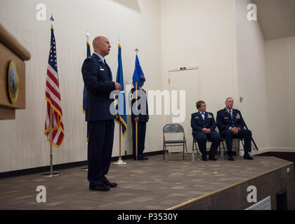 Col. Tim Donnellan, 124Fighter Wing Commander, indirizzi di aviatori, le famiglie e gli amici che frequentano il 124Missione Il gruppo di assistenza di Change il comando cerimonia Giugno 12, 2018 a Campo Gowen Boise, Idaho. Le osservazioni di apertura incluso evidenzia delle numerose realizzazioni di Col. Stephanie Sheppard, l'uscita 124MSG commander. (U.S. Air National Guard foto di Master Sgt. Joshua C. Allmaras) Foto Stock