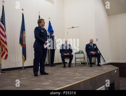 Col. Stephanie Sheppard, l'uscita 124a sostegno delle missioni comandante del gruppo, indirizzi aviatori, le famiglie e gli amici che frequentano il 124MSG cambiamento di cerimonia di comando Giugno 12, 2018 a Campo Gowen Boise, Idaho. Sheppard fornito una visione molto del lavoro duro il suo MSG aviatori eseguita durante il suo tempo come il loro comandante del gruppo. (U.S. Air National Guard foto di Master Sgt. Joshua C. Allmaras) Foto Stock