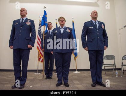 Col. Tim Donnellan, 124Fighter Wing Commander, Col. Stephanie Sheppard, l'uscita 124a sostegno delle missioni comandante del gruppo, e il tenente Col. Eric Newman, l'entrata 124MSG commander, stand ad attenzione prima di passare il guidon durante la 124MSG cambiamento di cerimonia di comando Giugno 12, 2018 a Campo Gowen Boise, Idaho. Passando il guidon significa tutto ciò che vi è di nuovo comandante di quella organizzazione. (U.S. Air National Guard foto di Master Sgt. Joshua C. Allmaras) Foto Stock