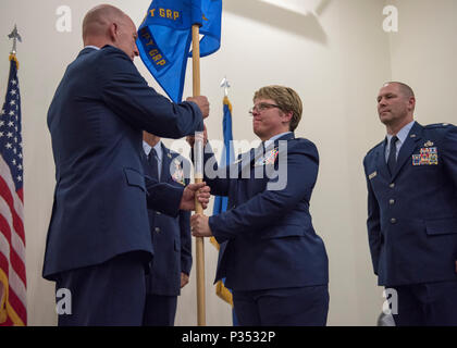 Col. Stephanie Sheppard, l'uscita 124a sostegno delle missioni comandante del gruppo, mani il msg guidon al Col. Tim Donnellan, 124Fighter Wing Commander, durante la 124a MSG cambiamento di cerimonia di comando Giugno 12, 2018 a Campo Gowen Boise, Idaho. Questo atto implica la rinuncia di Sheppard il comando del MSG. (U.S. Air National Guard foto di Master Sgt. Joshua C. Allmaras) Foto Stock