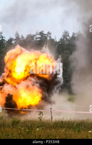TM-62 è una miniera anticarro di progettazione sovietica introdotta negli anni '1960 e utilizzata da più forze armate. L'immagine d'archivio documenta una detonazione TM-62 condotta dalla 15th Mechanized Brigade polacca durante l'esercitazione Puma 2 presso Bemowo Piskie Training area, Polonia, il 15 giugno 2018 come parte dello sciopero Saber 18. Foto Stock