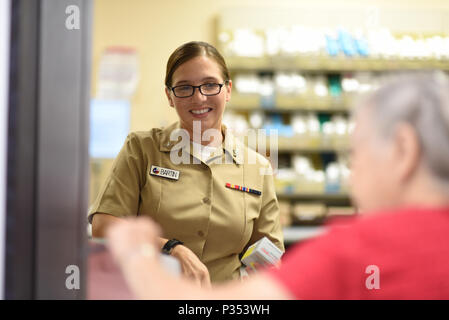 Il Corpus Christi, Texas -- Hospital Corpsman 3rd Class Kelly E. Bartin, nativo di Goldsboro, Maryland e una farmacia tecnico al Naval Health Clinic Corpus Christi, promuove la prevenzione sanitaria dei pazienti quando segno per le loro prescrizioni incoraggiandoli a includono l'esercizio e la dieta nel loro regime giornaliero. (U.S. Navy foto di Bill W. Amore, NHCCC Affari pubblici/rilasciato) Foto Stock