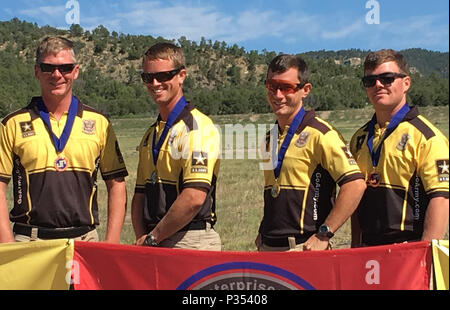 RATON, N.M.-Sgt. Tyler Payne, Staff Sgt. Joel Turner, Sgt. 1. Classe Daniel Horner e Sgt. Matthew Sweeney, U.S. Esercito di unità di precisione di tiro, (da sinistra a destra) ha vinto l'oro nel team di gara di campionato durante il 2016 Rocky Mountain campionato 11-14 Agosto. Horner, Turner e Sweeney hanno ricevuto singole medaglie d oro per le loro divisioni di tiro-limitato ambito limitato di ferro e lui-uomo ambito, rispettivamente, e Payne ha vinto una medaglia d'argento nella divisione aperta. Foto Stock