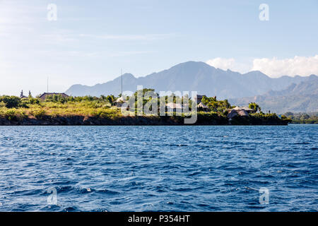 Dintorni dell'Isola Menjangan, Occidentale di Bali, Indonesia. Seascape, Oceano Indiano, acqua nuvole. Foto Stock