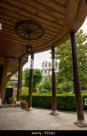 PLOVDIV, Bulgaria - 6 giugno 2018: vista del campanile della chiesa di San Costantino e Sant'Elena e street nel centro storico della città di Plovdiv, Bulgar Foto Stock