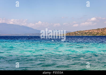 Dintorni dell'Isola Menjangan, Occidentale di Bali, Indonesia. Seascape, Oceano Indiano, acqua nuvole. Foto Stock