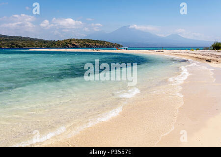 Dintorni dell'Isola Menjangan, Occidentale di Bali, Indonesia. Seascape, Oceano Indiano, acqua nuvole. Foto Stock