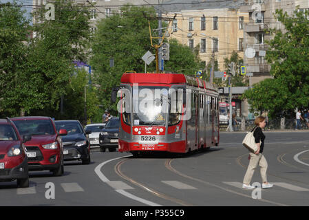 San Pietroburgo, Russia - 16 Giugno 2018: il moderno tram prodotta da Ust-Katavsky vagoni ferroviari la costruzione di impianti su linea 48 quali servizi la direzione a Sa Foto Stock