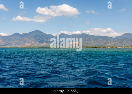 Dintorni dell'Isola Menjangan, Occidentale di Bali, Indonesia. Seascape, Oceano Indiano, acqua nuvole. Foto Stock