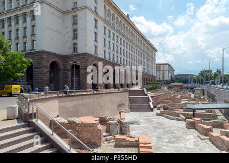 SOFIA, BULGARIA - 7 giugno 2018: piazza Nezavisimost Ploshtat con la costruzione dell'ex partito comunista Foto Stock