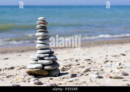 Piramide di pietre sulla spiaggia Foto Stock