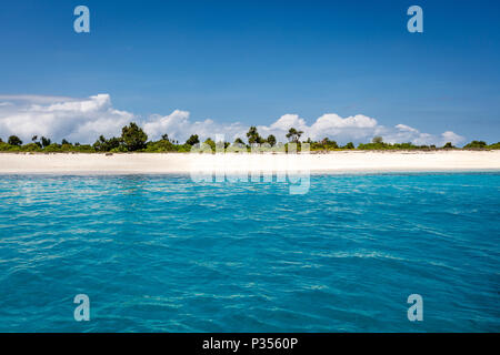 Dintorni dell'Isola Menjangan, Occidentale di Bali, Indonesia. Seascape, Oceano Indiano, acqua nuvole. Foto Stock