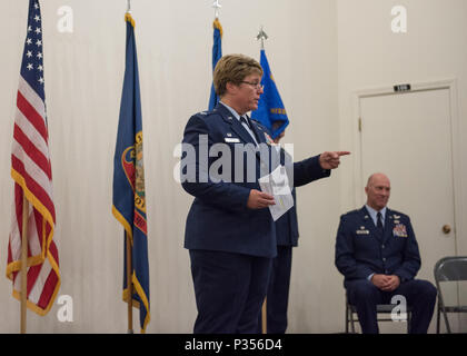 Col. Stephanie Sheppard, l'uscita 124a sostegno delle missioni comandante del gruppo, indirizzi aviatori, le famiglie e gli amici che frequentano il 124MSG cambiamento di cerimonia di comando Giugno 12, 2018 a Campo Gowen Boise, Idaho. Sheppard fornito una visione molto del lavoro duro il suo MSG aviatori eseguita durante il suo tempo come il loro comandante del gruppo. (U.S. Air National Guard foto di Master Sgt. Joshua C. Allmaras) Foto Stock