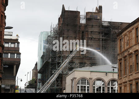 I vigili del fuoco continuano a smorzare verso il basso a seguito dell'incendio presso la Glasgow School of Art (GSA) nello storico edificio di Mackintosh a Glasgow. Foto Stock