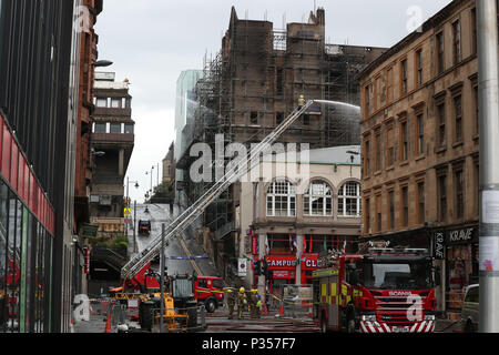 I vigili del fuoco continuano a smorzare verso il basso a seguito dell'incendio presso la Glasgow School of Art (GSA) nello storico edificio di Mackintosh a Glasgow. Foto Stock